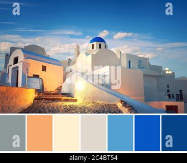 Farbanpassung Palette aus Bild der lokalen Kirche mit blauer Kuppel in Oia Dorf, Santorini Insel, Griechenland am Abend, Panorama-Reise backgroun Stockfoto