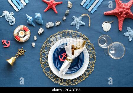 Columbus Tag oder Sommergeburtstag Lunch Tisch, blau weiß mit rot. Flache, moderne nautische Tischgestaltung mit Meeresdeko auf klassischem blauem l Stockfoto