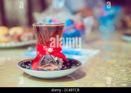 Aserbaidschan schwarzer Tee mit Vintage weißen Tischtee in Ostglas auf dem Silbersalver , Arabisch, Türkisch, Aserbaidschanisch Bräuche . Engagement Tee Stockfoto