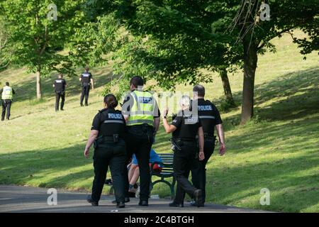 Glasgow, Schottland, Großbritannien. Juni 2020. Die Polizei nimmt am Ende des Tages in großer Zahl Teil, um die Massen junger Menschen aus dem Kelvingrove Park zu beseitigen, die den Nachmittag in der Sonne getrunken hatten. Kredit: Richard Gass/Alamy Live Nachrichten Stockfoto