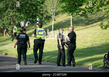 Glasgow, Schottland, Großbritannien. Juni 2020. Die Polizei nimmt am Ende des Tages in großer Zahl Teil, um die Massen junger Menschen aus dem Kelvingrove Park zu beseitigen, die den Nachmittag in der Sonne getrunken hatten. Kredit: Richard Gass/Alamy Live Nachrichten Stockfoto