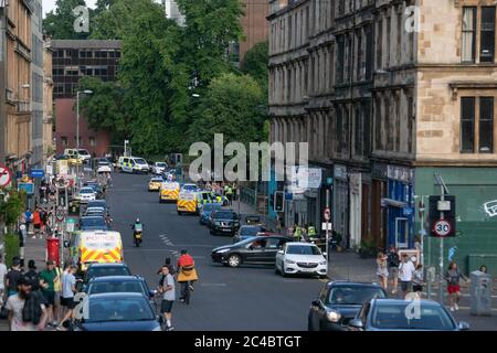 Glasgow, Schottland, Großbritannien. Juni 2020. Die Polizei nimmt am Ende des Tages in großer Zahl Teil, um die Massen junger Menschen aus dem Kelvingrove Park zu beseitigen, die den Nachmittag in der Sonne getrunken hatten. Kredit: Richard Gass/Alamy Live Nachrichten Stockfoto