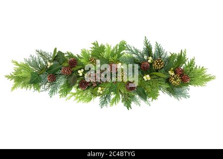 Wintergrün dekorative Anzeige mit Wintergrün von Zederntannen, Mistel, Efeu und Pinienzapfen auf weißem Hintergrund. Stockfoto