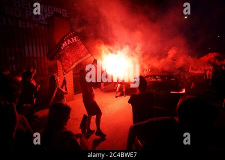 Liverpool Fans lassen vor Anfield, Liverpool, Flares los. Stockfoto