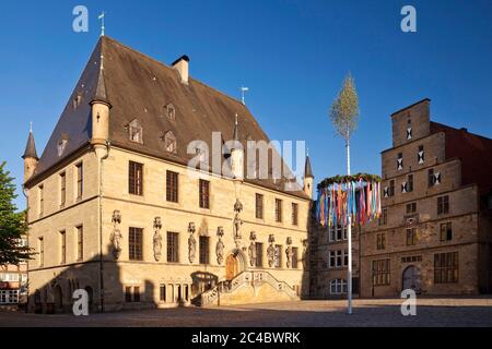 Rathaus, wo der Westfälische Frieden unterzeichnet wurde, Maibaum und Wiegerhaus, Deutschland, Niedersachsen, Osnabrück Stockfoto