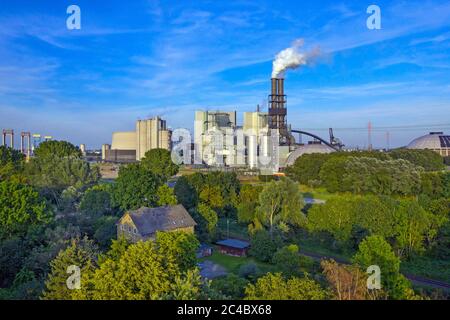 Kohlekraftwerk Moorburg von Vattenfall Europa, vor Gemeindehaus der Kirche Moorburg, Kattwykbrücke links, Deutschland, Hamburg, Moorburg Stockfoto