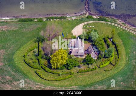 Reetdachhaus an der Schlei an der Spuckschnur bei Olpenitzdorf, Luftaufnahme, Deutschland, Schleswig-Holstein, Olpenitzdorf Stockfoto