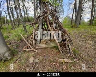 Einfache Hütte aus Holzwerkstoffen, Kinderspielplatz im Wald, Deutschland Stockfoto