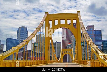 Blick von der roberto clemente 6th Street Brücke in der Innenstadt von pittsburgh Pa Stockfoto