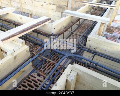 Herausnehmbare Holzschalung für monolithische Stahlbeton-Gießarbeiten auf der Baustelle Stockfoto