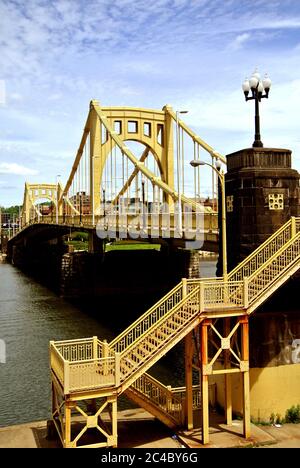 Blick auf die historische 6. Straße roberto clemente Brücke in pittsburgh Stockfoto