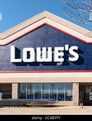 Vorderseite des Low's Home Improvement Stores mit einer langen Reihe von Einkaufswagen oder Trollys vor dem Hotel. Stockfoto