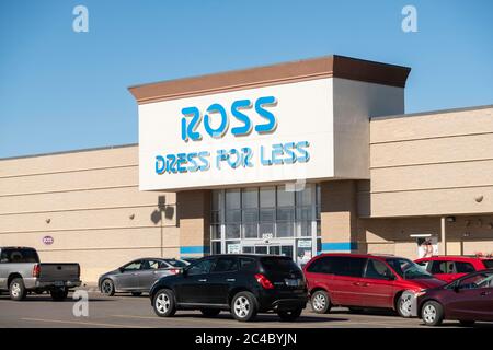 Außenlager und Eingang des Kaufhauses Ross Dress for Less, einem Discounter in Wichita, Kansas, USA. Stockfoto