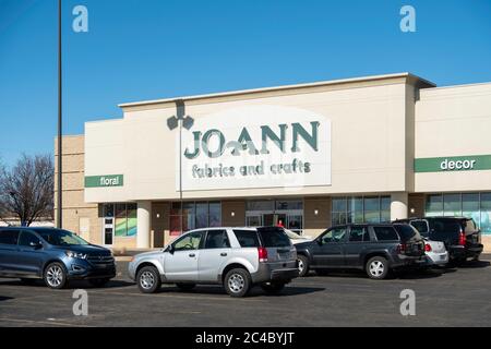 Außenfassade und Eingang des Jo-Ann-Fabrics und Kunsthandwerksladens in Wichita, Kansas, USA. Stockfoto