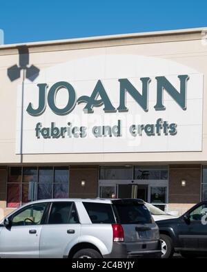 Außenfassade und Eingang des Jo-Ann-Fabrics und Kunsthandwerksladens in Wichita, Kansas, USA. Stockfoto