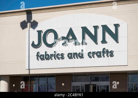 Außenfassade und Eingang des Jo-Ann-Fabrics und Kunsthandwerksladens in Wichita, Kansas, USA. Stockfoto