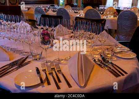 Festlich gedeckte runde Tische, jeder mit zahlreichen Weingläsern und Blumenarrangements, stehen am 24. Februar 2017 im Rheinsaal des Kronenschlösschen in Hattenheim, Eltville am Rhein, Hessen, Deutschland, bereit für das Abendprogramm des 21. Rheingau Gourmet & Wein Festivals. Stockfoto