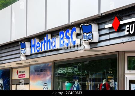 Berlin, Deutschland, 06/11/2020: Geschäft von Hertha, ist ein deutscher Profi-Fußballverein mit Sitz in Charlottenburg, Berlin. Stockfoto