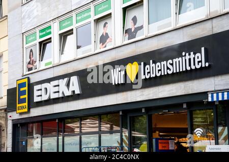 Berlin, Deutschland, 06/11/2020: Logo an der Fassade eines Edeka-Stores in Berlin mit Text: Wir lieben Lebensmittel (engl.: We love foot) Stockfoto