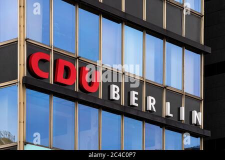 Berlin, Deutschland, 06/11/2020: CDU Berlin-Symbol auf Glasfassade. Die Christlich-Demokratische Union Deutschlands ist eine liberal-konservative politische Stockfoto