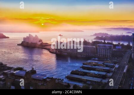 Sydney Harbour Waterfront rund um Circular Quay von der Höhe des Hochhauses Turm bei Sonnenaufgang. Stockfoto