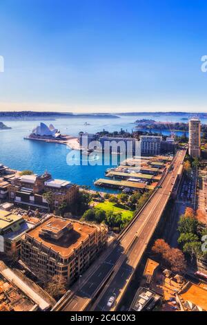 Sydney Hafen und wichtige Wahrzeichen der Stadt rund um Circular Quay und histsorischen Vorort The Rocks aus der Höhe des Hochhauses Turm. Stockfoto