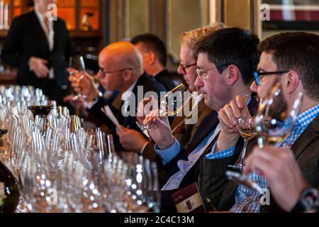 Weinprobe beim Rheingau Gourmet Festival Stockfoto