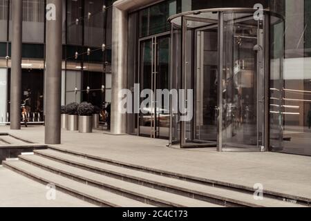 Gebogene Tür zum Büro, Bank, Unternehmen. Glas- und Metalltüren. Stockfoto