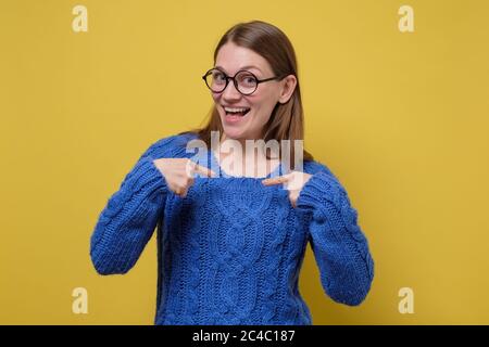 Schönes Mädchen zeigt auf sich selbst überrascht über gewählt zu werden Stockfoto