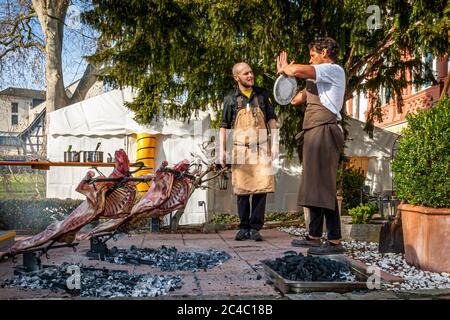 Michelin-Sternekoch Rodolfo Guzman bereitet auf dem Rheingau Gourmet Festival in Hattenheim, Eltville am Rhein, Deutschland, Lamm nach Stil und Patagonien zu Stockfoto