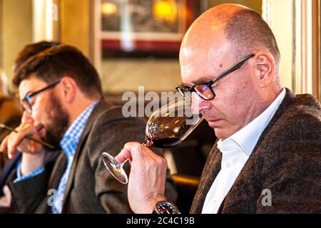 Weinprobe beim Rheingau Gourmet Festival in Hattenheim, Eltville am Rhein, Deutschland Stockfoto