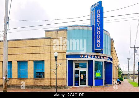 Eine Frau sitzt vor der historischen Greyhound-Bushaltestelle am 13. August 2016 in Clarksdale, Mississippi. Stockfoto