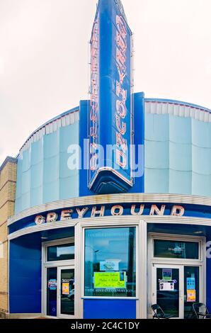 Die historische Greyhound-Bushaltestelle ist am 13. August 2016 in Clarksdale, Mississippi, abgebildet. Der Busbahnhof Art Deco oder Art Moderne wurde 1936 erbaut. Stockfoto