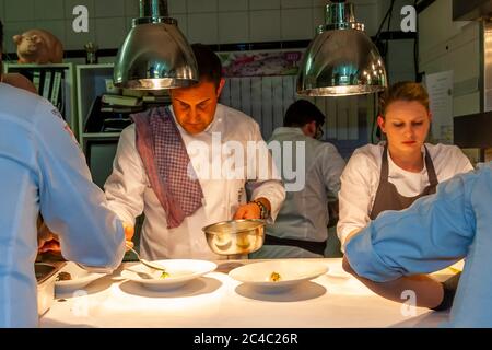 Der deutsche Michelin-Sternekoch Klaus Erfort arbeitet in Zusammenarbeit mit der Küchenbrigade beim Rheingau Gourmet Festival in Hattenheim, Eltville am Rhein, Deutschland Stockfoto