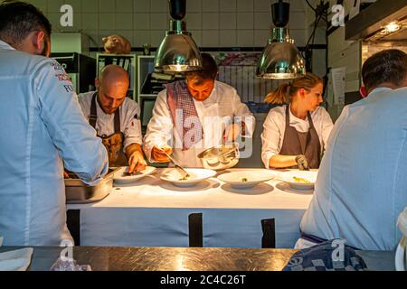 Der deutsche Michelin-Sternekoch Klaus Erfort arbeitet in Zusammenarbeit mit der Küchenbrigade beim Rheingau Gourmet Festival in Hattenheim, Eltville am Rhein, Deutschland Stockfoto