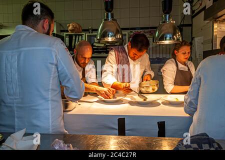 Der deutsche Michelin-Sternekoch Klaus Erfort arbeitet in Zusammenarbeit mit der Küchenbrigade beim Rheingau Gourmet Festival in Hattenheim, Eltville am Rhein, Deutschland Stockfoto