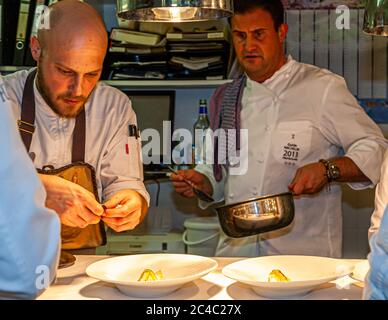 Der deutsche Michelin-Sternekoch Klaus Erfort arbeitet in Zusammenarbeit mit der Küchenbrigade beim Rheingau Gourmet Festival in Hattenheim, Eltville am Rhein, Deutschland Stockfoto