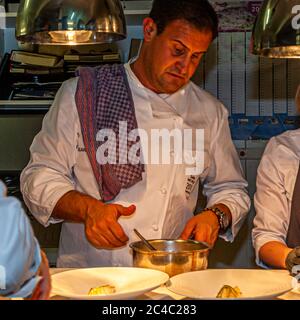 Der deutsche Michelin-Sternekoch Klaus Erfort arbeitet in Zusammenarbeit mit der Küchenbrigade beim Rheingau Gourmet Festival in Hattenheim, Eltville am Rhein, Deutschland Stockfoto