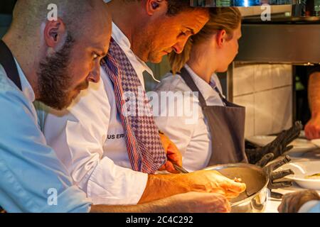 Der deutsche Michelin-Sternekoch Klaus Erfort arbeitet in Zusammenarbeit mit der Küchenbrigade beim Rheingau Gourmet Festival in Hattenheim, Eltville am Rhein, Deutschland Stockfoto