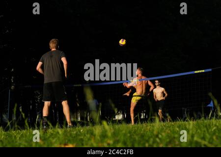 Brüssel, Belgien. Juni 2020. Am 25. Juni 2020 nehmen die Menschen an einer Sportart im Cinquantenaire Park in Brüssel Teil. Die belgische Premierministerin Sophie Wilmes hat hier am Mittwoch die Maßnahmen der Phase 4 der Definierung angekündigt, die am 1. Juli beginnen werden. Quelle: Zheng Huansong/Xinhua/Alamy Live News Stockfoto