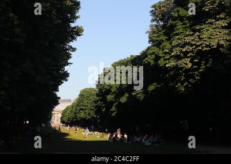 Brüssel, Belgien. Juni 2020. Am 25. Juni 2020 genießen die Menschen im Cinquantenaire Park in Brüssel, Belgien. Die belgische Premierministerin Sophie Wilmes hat hier am Mittwoch die Maßnahmen der Phase 4 der Definierung angekündigt, die am 1. Juli beginnen werden. Quelle: Zheng Huansong/Xinhua/Alamy Live News Stockfoto