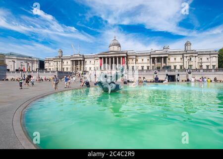 Der berühmte Trafalgar Square und die National Gallery an einem schönen Sommertag Stockfoto