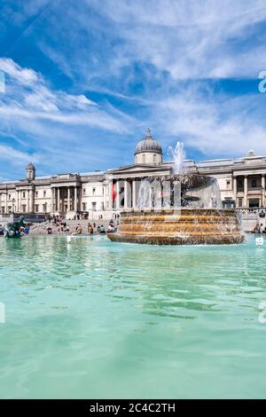 Trafalgar Square und die National Gallery an einem sonnigen Sommertag Stockfoto