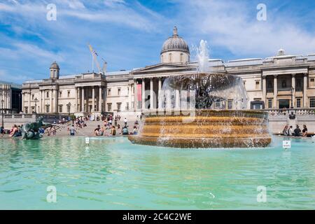 Der berühmte Trafalgar Square und die National Gallery an einem schönen Sommertag Stockfoto