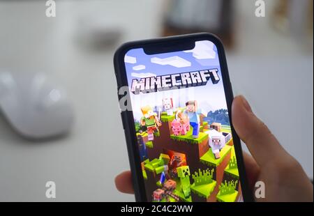 Minecraft Spiel auf dem iPhone-Bildschirm in der Hand. Stockfoto