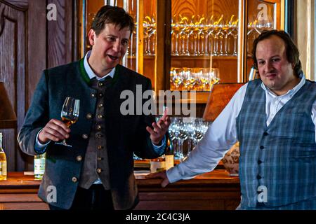 Jörg Geiger (l.) präsentiert seine Produkte: Der alkoholfreie PriSecco ist seit langem gesellschaftlich akzeptabel und eine lohnende Alternative zu Wein und Sekt. Rheingau Gourmet Festival in Hattenheim, Eltville am Rhein, Deutschland Stockfoto