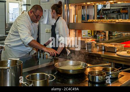 Michelin-Sternekoch Thomas Figovc mit Team beim Rheingau Gourmet Festival in Hattenheim, Eltville am Rhein, Deutschland Stockfoto