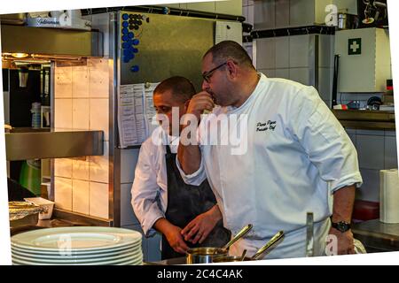 Michelin-Sternekoch Thomas Figovc mit Team beim Rheingau Gourmet Festival in Hattenheim, Eltville am Rhein, Deutschland Stockfoto