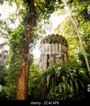 Architektonisches Detail des Steinturms im Parque Lage, einem öffentlichen Park in der Stadt Rio de Janeiro, im Jardim Botânico Viertel in Th Stockfoto