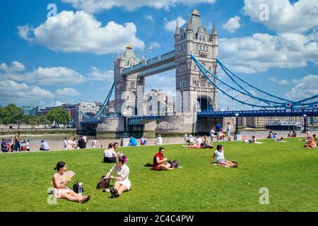 LONDON, UK - JULI 25,2019 : Menschen genießen den Sommer in der Nähe der Tower Bridge in London Stockfoto